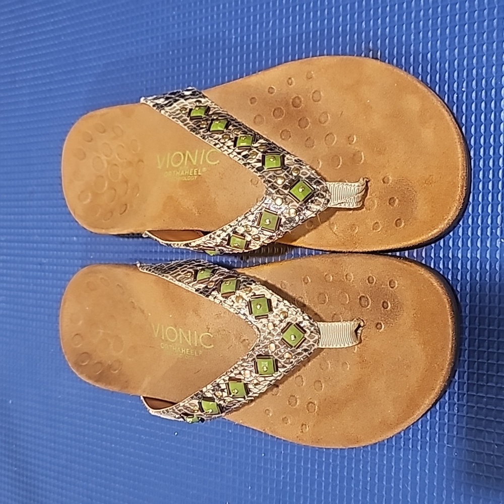 Vionic Women's Rest Floriana Toepost Thong Sandal Pewter w/ green jewelry. Size8